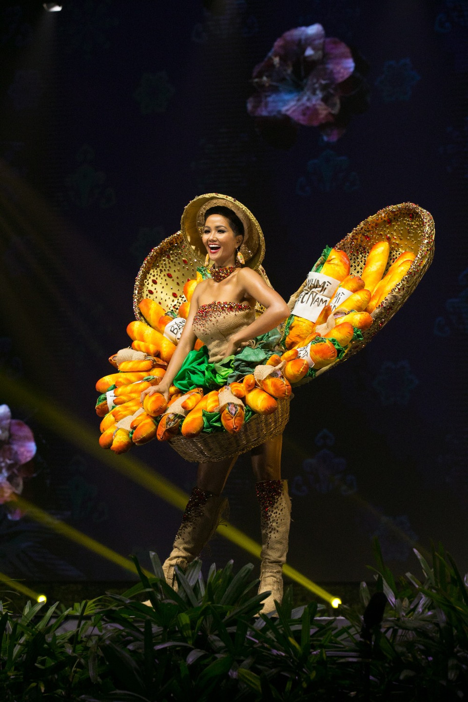 Trước đó, trang phục này đã phải vượt qua nhiều vòng tuyển chọn gắt gao tại Việt Nam. (Ảnh: BTC)