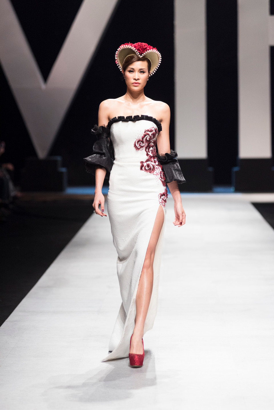 Người mẫu Phương Mai mở đầu khúc thứ hai của show diễn, không còn nhẹ nhàng, bồng bềnh như khúc dạo đầu, mà táo bạo hơn, mềm mại nhưng dứt khoát, nên thơ nhưng không uỷ mị với các đường cắt xẻ đầy chủ ý trên trang phục.