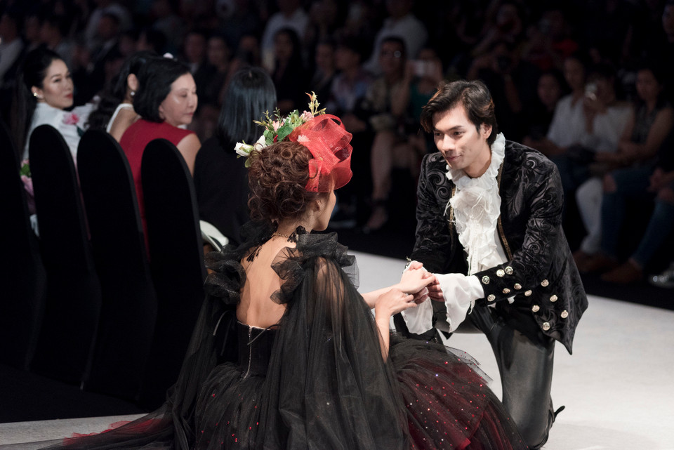 Đội phụ kiện cầu kỳ, Lan Khuê đã cùng Nhan Phúc Vinh có màn rượt đuổi kịch tính, thể hiện ý tưởng của nhà thiết kế Vincent Đoàn, tái hiện hình ảnh Vương hậu Marie Antoinette xinh đẹp, kiêu sa với lối sống xa hoa và có phần phóng đãng trên sân khấu.