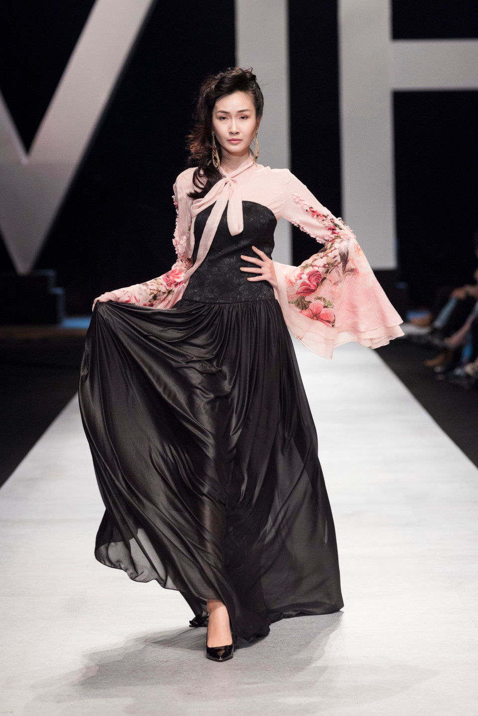 Vincent Đoàn chia sẻ, anh dành tặng những trang phục này cho những phụ nữ thanh lịch, sang trọng nhưng đầy phóng khoáng và có chút nổi loạn.