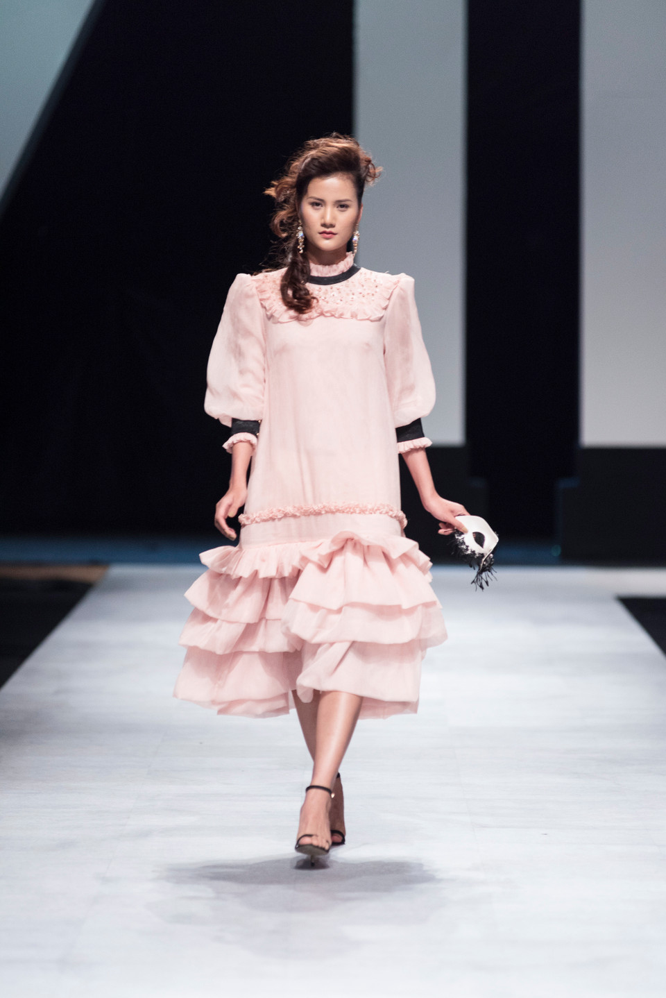 Bộ sưu tập B.F.F (Bold Fun Forever) mới nhất của nhà thiết kế Vincent Đoàn tập trung vào vẻ đối lập màu sắc cùng sự hòa trộn của ba gam màu cổ điển: trắng-đen-đỏ, điểm xuyết thêm những họa tiết hoa baroque màu pastel.