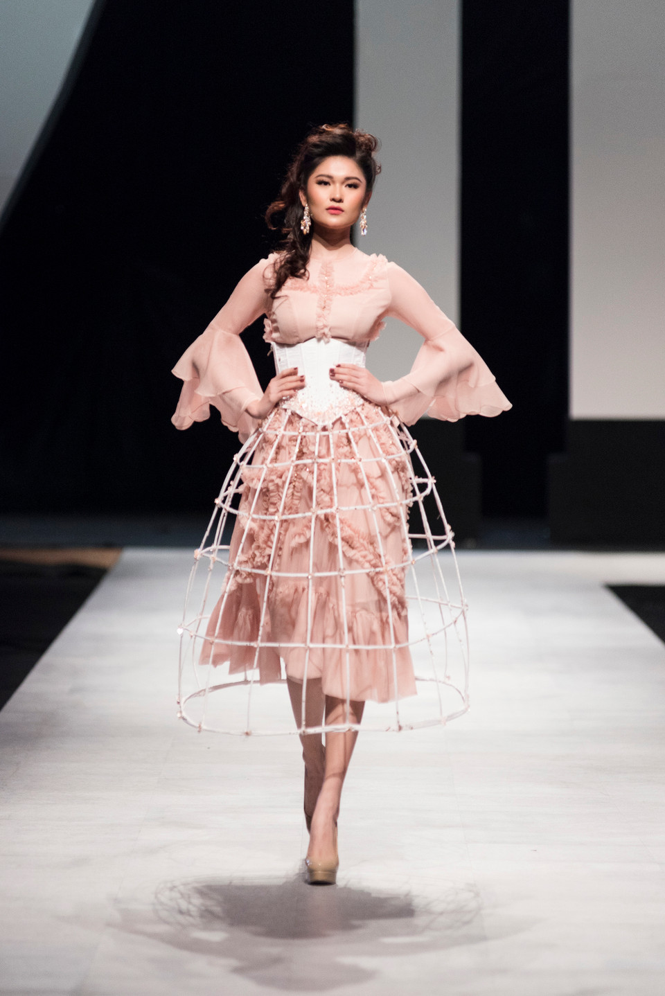 Show diễn mở màn với sự xuất hiện của Á hậu Việt Nam 2016 – Miss International Vietnam 2016 Thuỳ Dung trong thiết kế đằm thắm màu hồng pastel. 