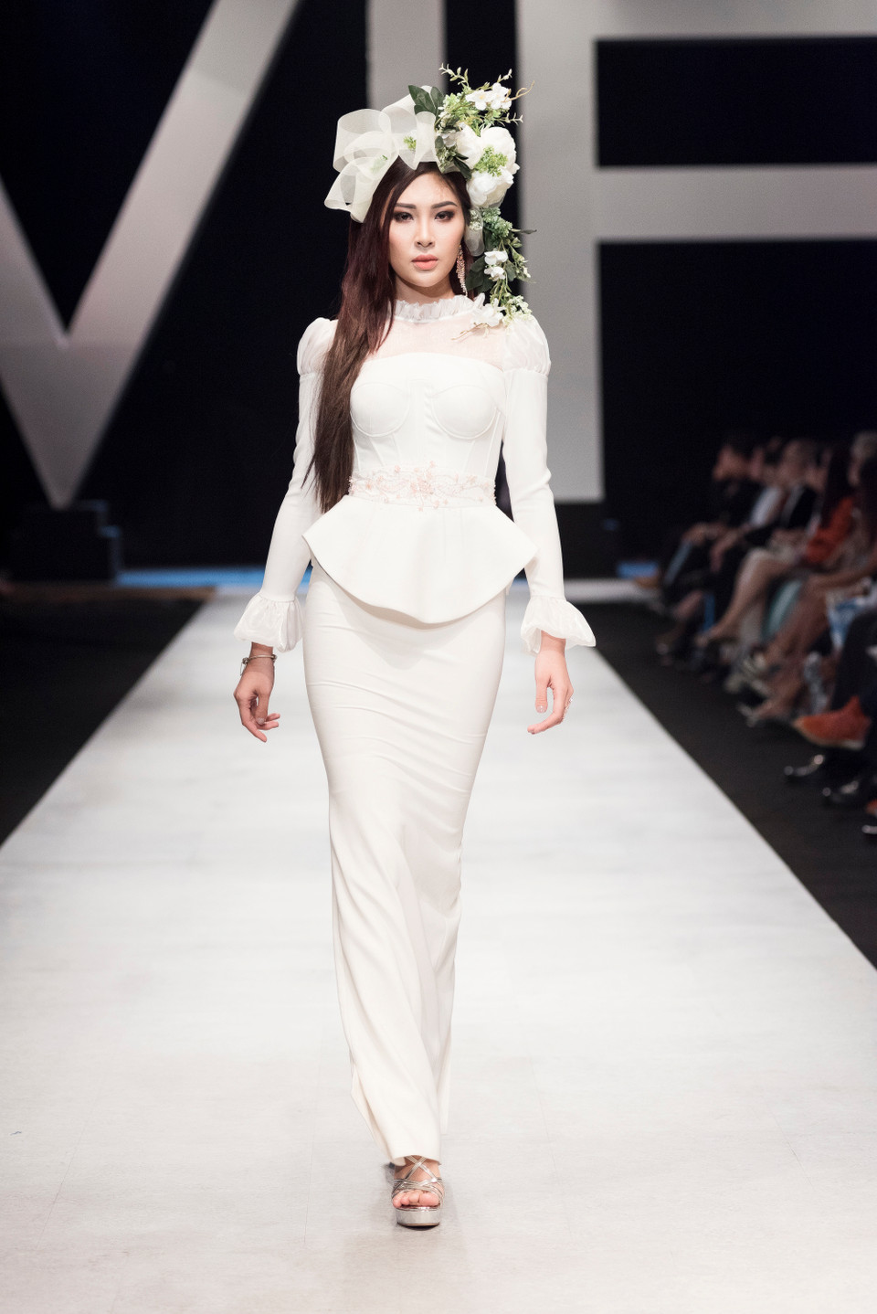 Nổi tiếng là nhà thiết kế của các Hoa hậu với các trang phục từng giúp nhiều Hoa hậu Việt Nam tỏa sáng trên sân khấu các cuộc thi quốc tế, nên không bất ngờ khi ba người mẫu kết màn của Vincent Đoàn đều là các người đẹp Khả Trang, Á khôi Lệ Quyên và top 11 Hoa hậu Thế giới Lan Khuê.