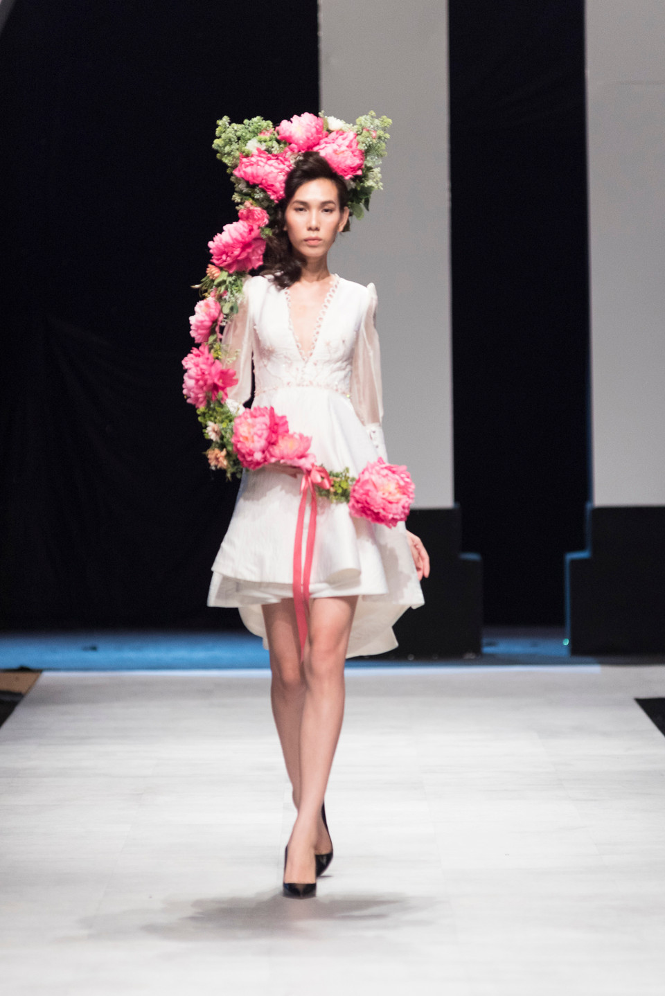 Nhà thiết kế lấy cảm hứng cho bộ sưu tập từ Vương hậu Marie Antoinette, người phụ nữ có lối sống xa hoa và có phần phóng đãng trong giới quý tộc châu Âu xưa, đã chinh phục được trái tim Vua Louis XVI...