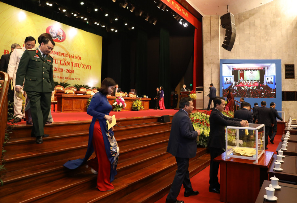 Các đại biểu bỏ phiếu bầu đại biểu chính thức dự Đại hội đại biểu toàn quốc lần thứ XIII của Đảng. (Ảnh: Văn Điệp/TTXVN)