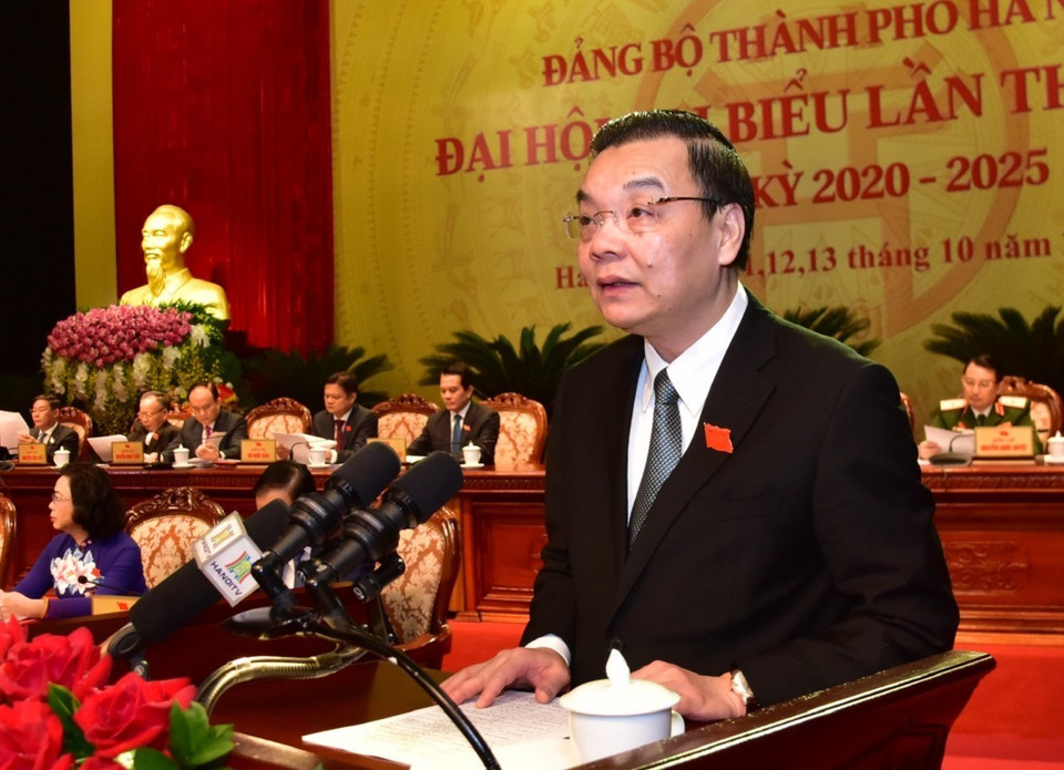 Ông Chu Ngọc Anh, Ủy viên Trung ương Đảng, Phó Bí thư Thành ủy, Chủ tịch UBND thành phố Hà Nội báo cáo kết quả Hội nghị lần thứ nhất Ban Chấp hành Đảng bộ thành phố Hà Nội khóa XVII, nhiệm kỳ 2020-2025. (Ảnh: Văn Điệp/TTXVN)