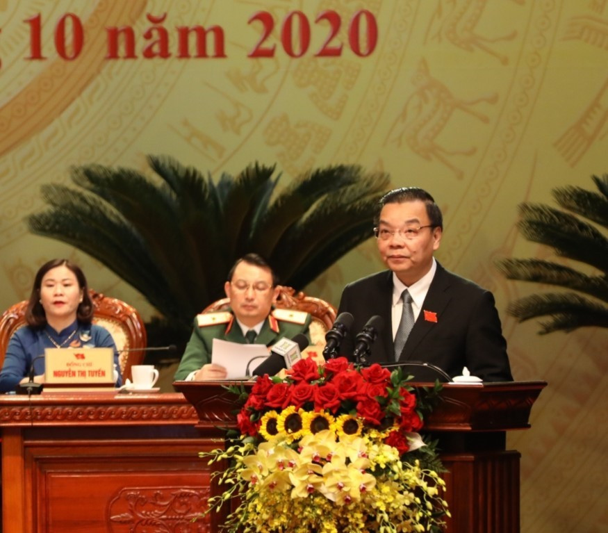 Ông Chu Ngọc Anh, Ủy viên Trung ương Đảng, Phó Bí thư Thành ủy, Chủ tịch UBND thành phố Hà Nội báo cáo kết quả Hội nghị lần thứ nhất Ban Chấp hành Đảng bộ thành phố Hà Nội khóa XVII, nhiệm kỳ 2020-2025. (Ảnh: Văn Điệp/TTXVN)