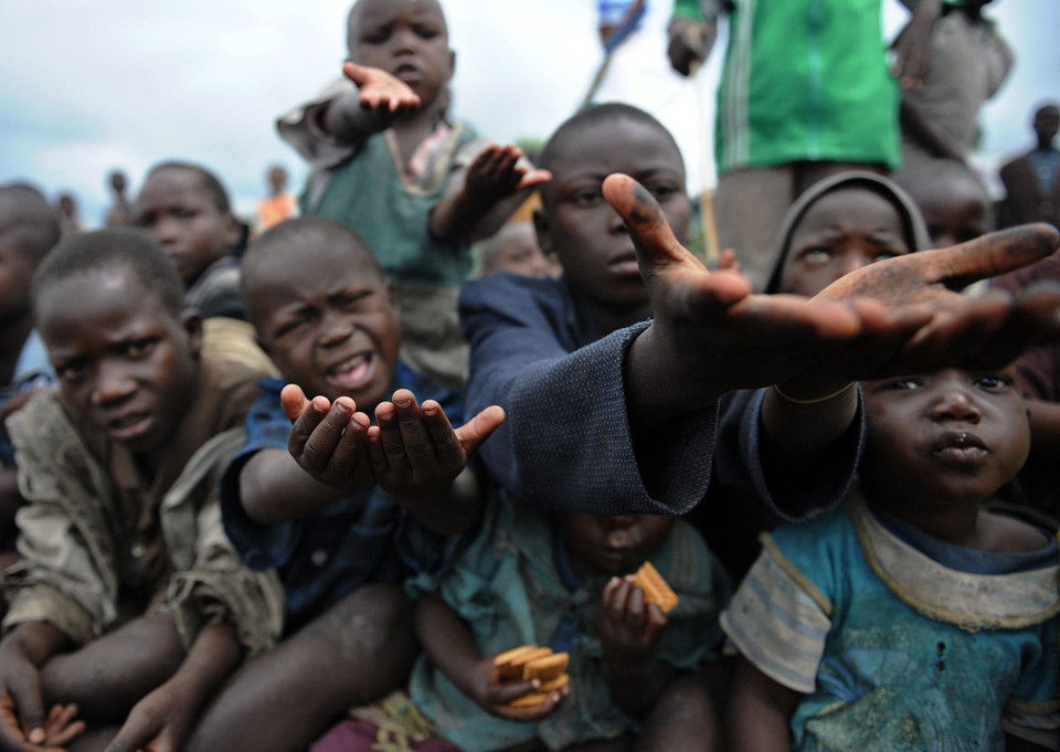 Ngày 4/4/2023, các cơ quan viện trợ của LHQ cảnh báo tình trạng bạo lực ở miền Đông CHDC Congo đã đẩy hàng triệu dân thường đến bờ vực thảm họa nhân đạo lớn. Tình trạng mất an ninh lương thực, suy dinh dưỡng và nguy cơ bùng phát dịch bệnh, như sởi và tả, đang tăng cao tại quốc gia châu Phi này, tác động lớn đến khả năng ứng phó của các cơ quan nhân đạo. (Ảnh: Trẻ em CHDC Congo chờ lương thực viện trợ tại trại tị nạn Kibati ở thủ phủ Goma, tỉnh Bắc Kivu. AFP/TTXVN)