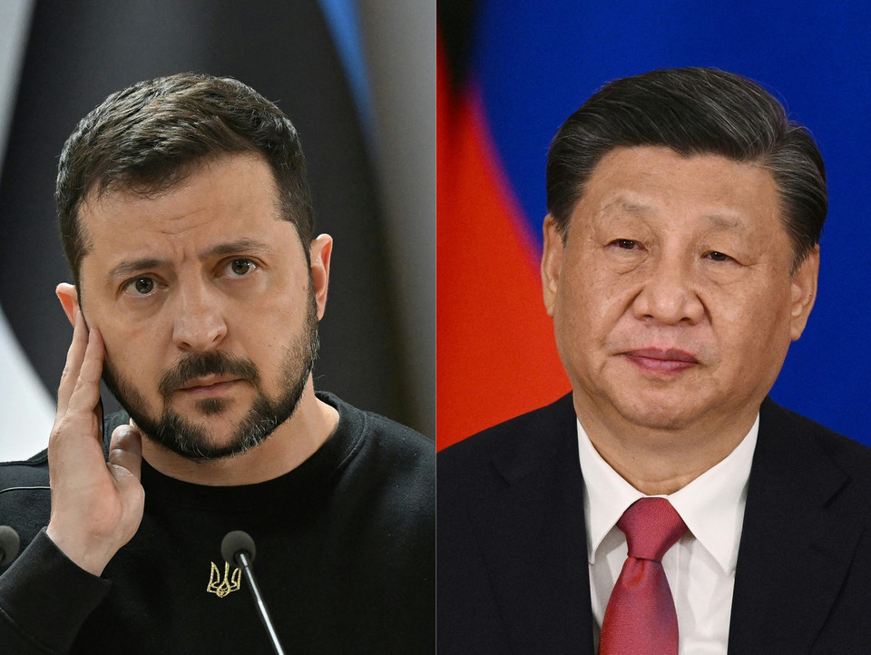 Ngày 26/4/2023, Chủ tịch Trung Quốc Tập Cận Bình (phải) và Tổng thống Ukraine Volodymyr Zelensky đã có cuộc điện đàm đầu tiên kể từ khi xảy ra xung đột giữa Ukraine và Nga năm ngoái. (Ảnh: AFP/TTXVN)
