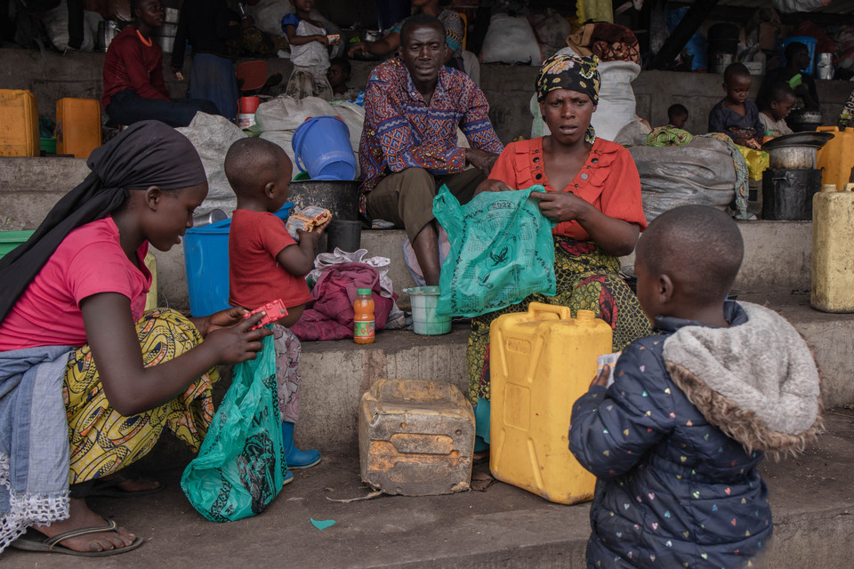 Ngày 4/4/2023, các cơ quan viện trợ của LHQ cảnh báo tình trạng bạo lực ở miền Đông CHDC Congo đã đẩy hàng triệu dân thường đến bờ vực thảm họa nhân đạo lớn. Tình trạng mất an ninh lương thực, suy dinh dưỡng và nguy cơ bùng phát dịch bệnh, như sởi và tả, đang tăng cao tại quốc gia châu Phi này, tác động lớn đến khả năng ứng phó của các cơ quan nhân đạo. (Ảnh: Người dân CHDC Congo sơ tán tránh xung đột tại Kanyarushinya. AFP/TTXVN)