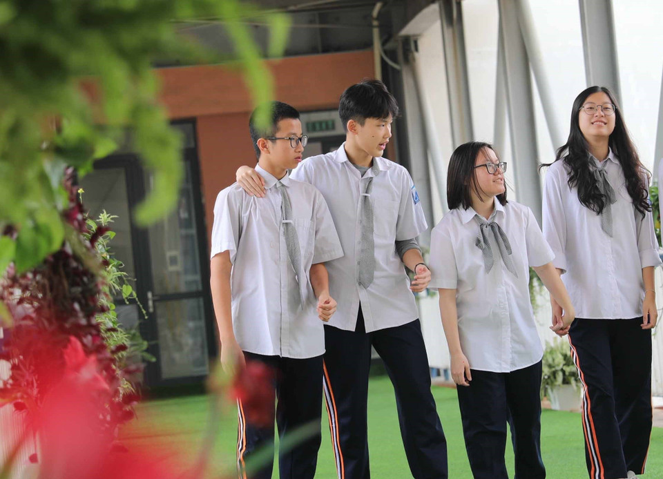 Nhà trường phấn đấu trở thành trung tâm đào tạo nhân tài của Thủ đô và cả nước; là nơi phát hiện những học sinh có tư chất thông minh, có năng khiếu để đào tạo bồi dưỡng thành những công dân Việt Nam có lòng yêu nước, có tinh thần tự hào, tự tôn dân tộc, có tài năng, đức độ, có tư duy khoa học, biết tự học, tự nghiên cứu và sáng tạo, đáp ứng yêu cầu phát triển đất nước trong thời kỳ công nghiệp hóa, hiện đại hóa.(Ảnh: Thanh Tùng/TTXVN)