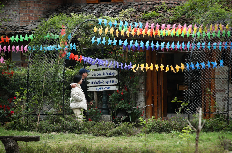 Du khách tham quan, lưu trú tại Làng văn hóa du lịch cộng đồng thôn Pả Vi Hạ (xã Pả Vi, huyện Mèo Vạc, tỉnh Hà Giang). (Ảnh: Nam Thái/TTXVN)