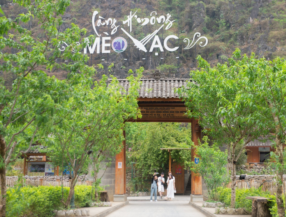 Du khách tham quan, lưu trú tại Làng văn hóa du lịch cộng đồng thôn Pả Vi Hạ (xã Pả Vi, huyện Mèo Vạc, tỉnh Hà Giang). (Ảnh: Nam Thái/TTXVN)