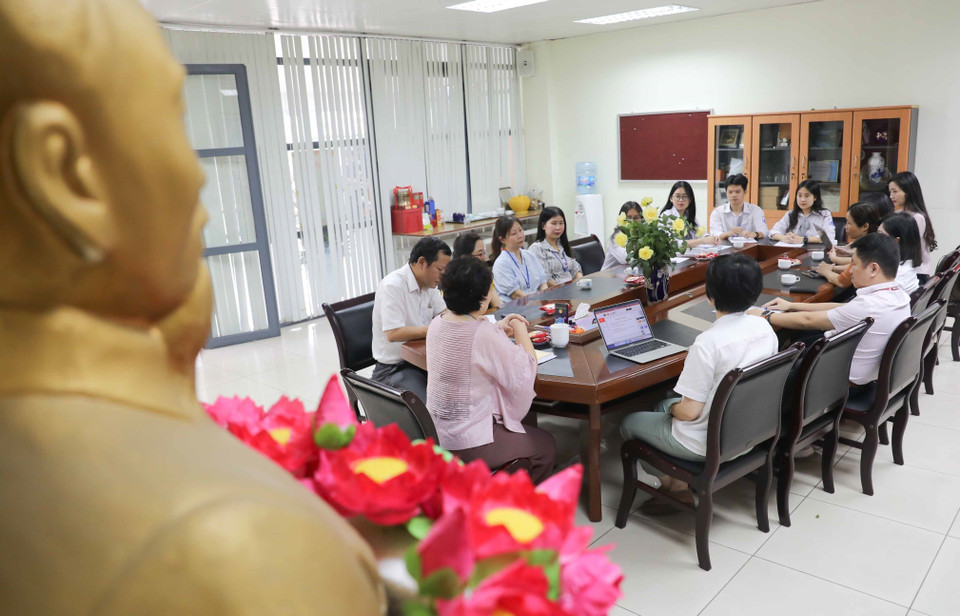 Hiện nhà trường đang tiếp tục đổi mới, luôn sáng tạo trong công tác quản lý theo chủ trương chỉ đạo đổi mới căn bản, toàn diện của Trung ương, Bộ Giáo dục và Đào tạo và thành phố; thường xuyên quan tâm xây dựng và bồi dưỡng đội ngũ giáo viên.(Ảnh: Thanh Tùng/TTXVN)