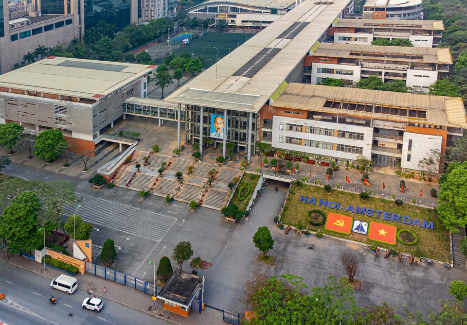 Những năm học sau, do nhu cầu phát triển, trường mở thêm khối chuyên Pháp, chuyên Tin, khối cấp II và hoàn thiện khối THPT. Giáo viên, ngoài những thầy cô dạy ở những khối chuyên của các trường trên chuyển về, Sở Giáo dục &amp; Đào tạo còn điều thêm những thầy cô giáo ưu tú ở các trường khác đến.(Ảnh: Thanh Tùng/TTXVN)