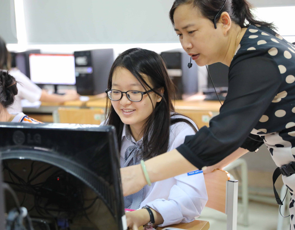 Trường có nhiều thầy cô giáo là Nhà giáo ưu tú, với phần lớn cán bộ - giáo viên được kết nạp Đảng, nhiều thầy cô giáo là tác giả của hàng chục đầu sách, hàng trăm đề tài sáng kiến kinh nghiệm được đánh giá cao, đã tham gia giảng dạy trên đài THVN được học sinh cả nước mến mộ.(Ảnh: Thanh Tùng/TTXVN)