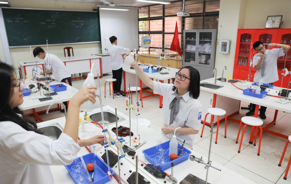 Trường thường xuyên trao đổi học tâp với các trường chuyên trong nước và thiết lập mối quan hệ quốc tế với nhiều trường Trung học và Đại học trong khu vực và trên thế giới.(Ảnh: Thanh Tùng/TTXVN)