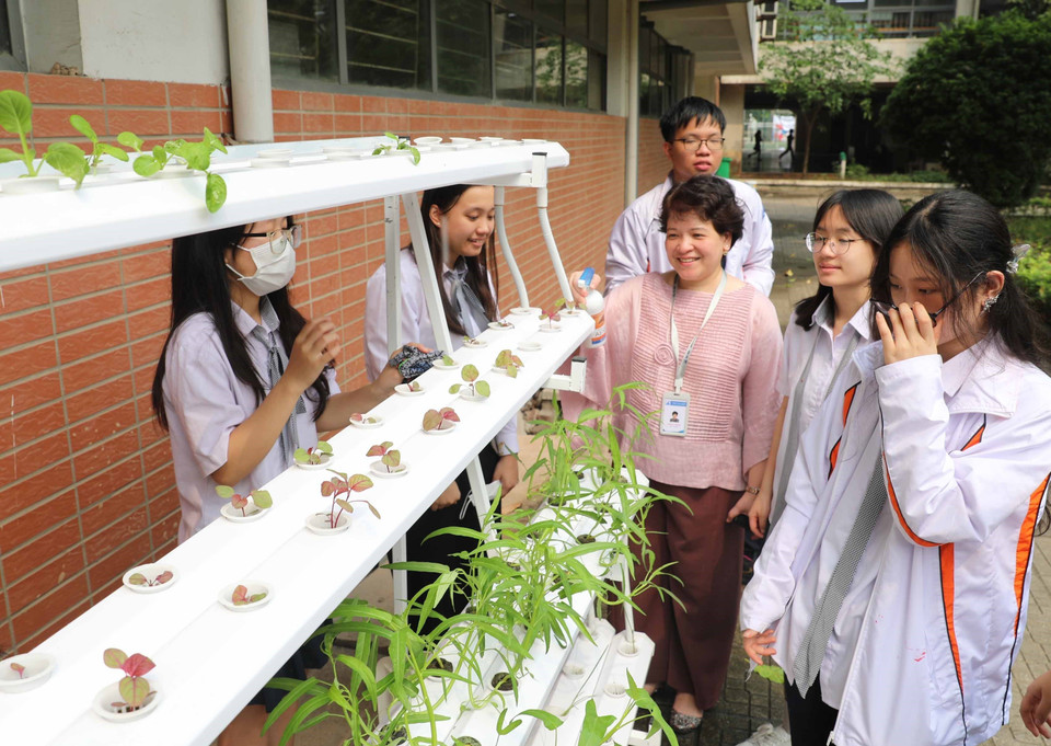 Bên cạnh vai trò quản lý, cô giáo Trần Thùy Dương, Hiệu trưởng nhà trường còn luôn quan tâm, gần gũi, động viên và chung tay cùng học sinh trong các ý tưởng xuất phát từ lý thuyết đến thực tế.(Ảnh: Thanh Tùng/TTXVN)