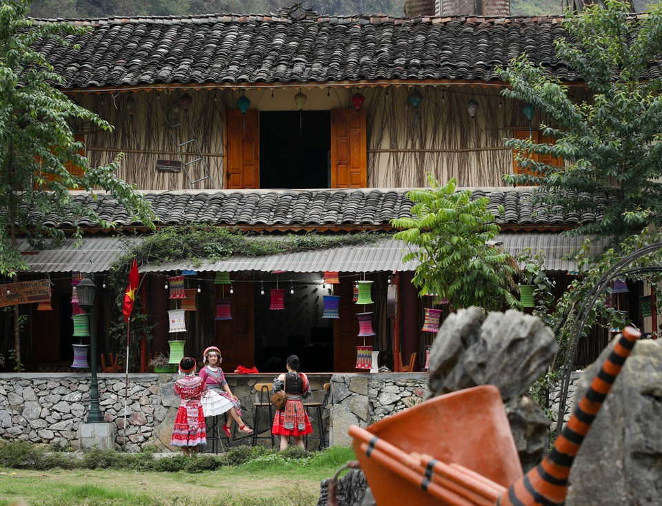  Du khách tham quan, lưu trú tại Làng văn hóa du lịch cộng đồng thôn Pả Vi Hạ (xã Pả Vi, huyện Mèo Vạc, tỉnh Hà Giang).(Ảnh: Nam Thái/TTXVN)