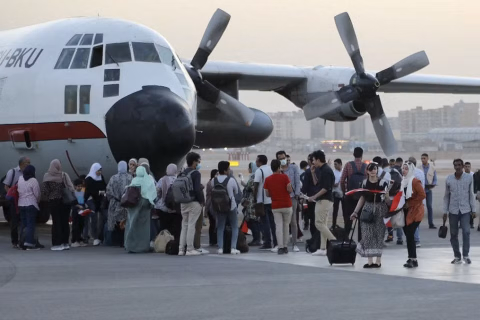 Nhiều quốc gia gấp rút sơ tán công dân khỏi Sudan. (Nguồn: AFP/TTXVN)
