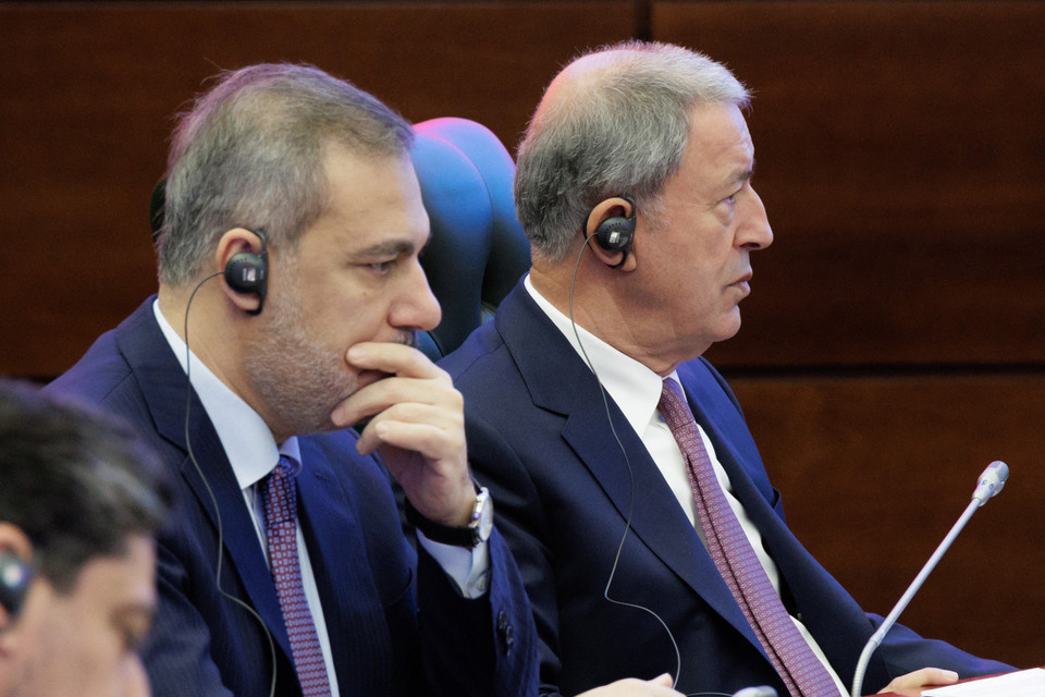  Bộ trưởng Quốc phòng Thổ Nhĩ Kỳ Hulusi Akar (phải) tại hội nghị. (Nguồn: AFP/TTXVN)