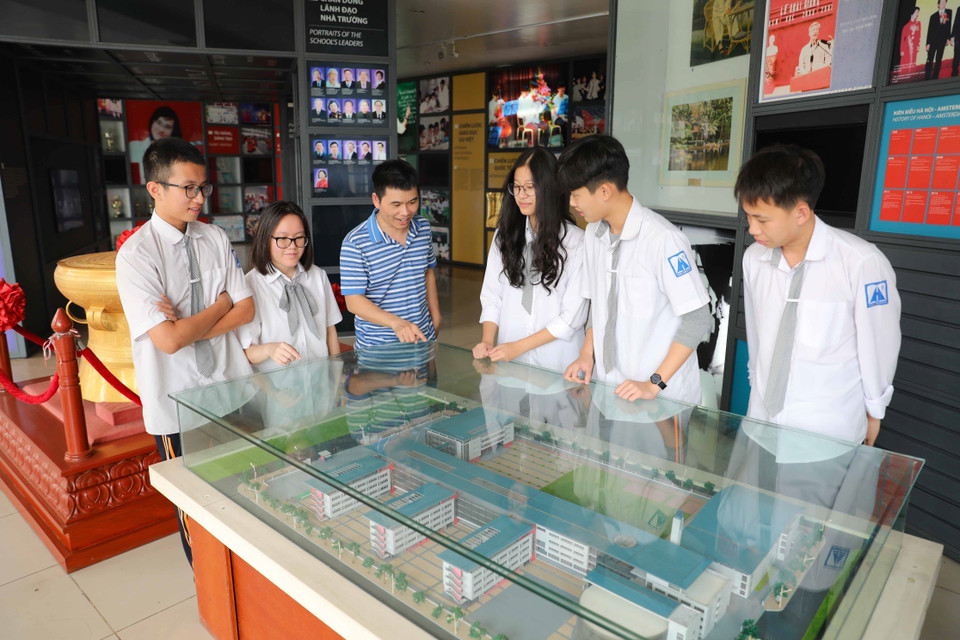 Nhiều cựu học sinh của trường đến nay đã trở thành những giáo sư, tiến sỹ, những nhà quản lý kinh tế, những nhà hoạt động xã hội … đang đem tài - đức của mình đóng góp cho sự phát triển của thủ đô và đất nước.(Ảnh: Thanh Tùng/TTXVN)