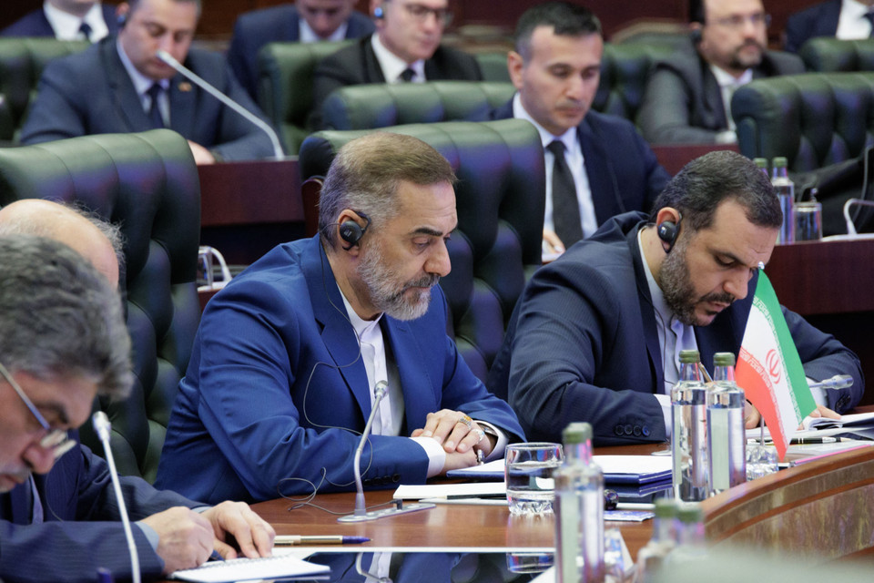 Bộ trưởng Quốc phòng Iran Mohamed Reza Qarai Ashtiani (giữa) tại hội nghị. (Nguồn: AFP/TTXVN)