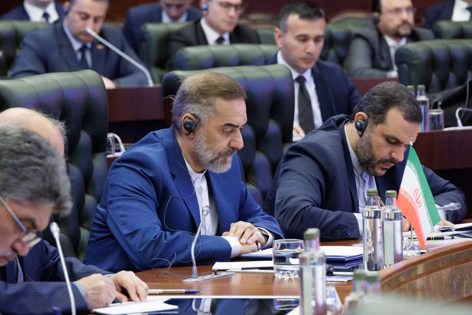 Bộ trưởng Quốc phòng Iran Mohamed Reza Qarai Ashtiani (giữa) tại hội nghị. (Nguồn: AFP/TTXVN)