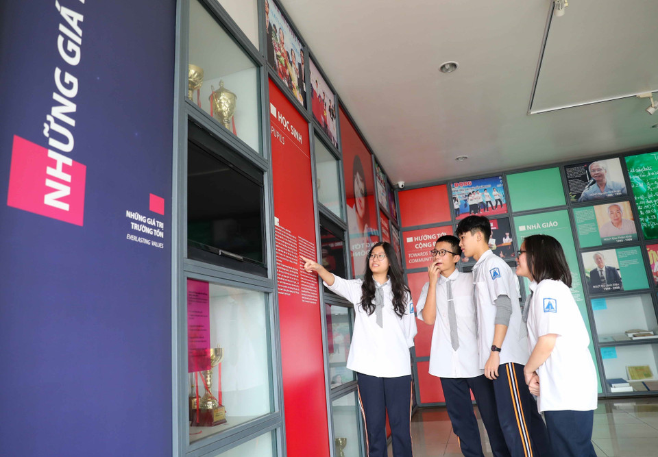 Không chỉ có một nền tảng tri thức vững chắc, học sinh trường Hà Nội - Amsterdam còn đặc biệt xuất sắc trong các hoạt động xã hội, trong các lĩnh vực Văn hoá nghệ thuật - TDTT với rất nhiều những bằng khen, huy chương, giải thưởng… trong nước và quốc tế.(Ảnh: Thanh Tùng/TTXVN)