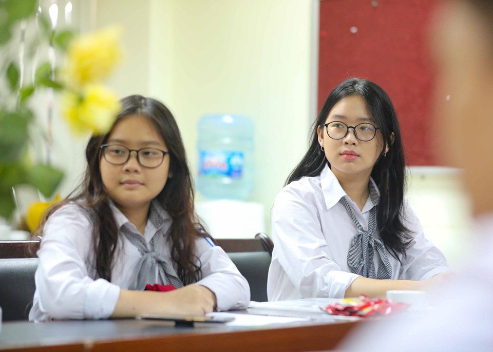 Nguyễn Mai Trang và Lê Thị Thu Ngân là hai đoàn viên ưu tú, đang học lớp 12, mới được kết nạp Đảng trong dịp 26/3/2023. (Ảnh: Thanh Tùng/TTXVN)