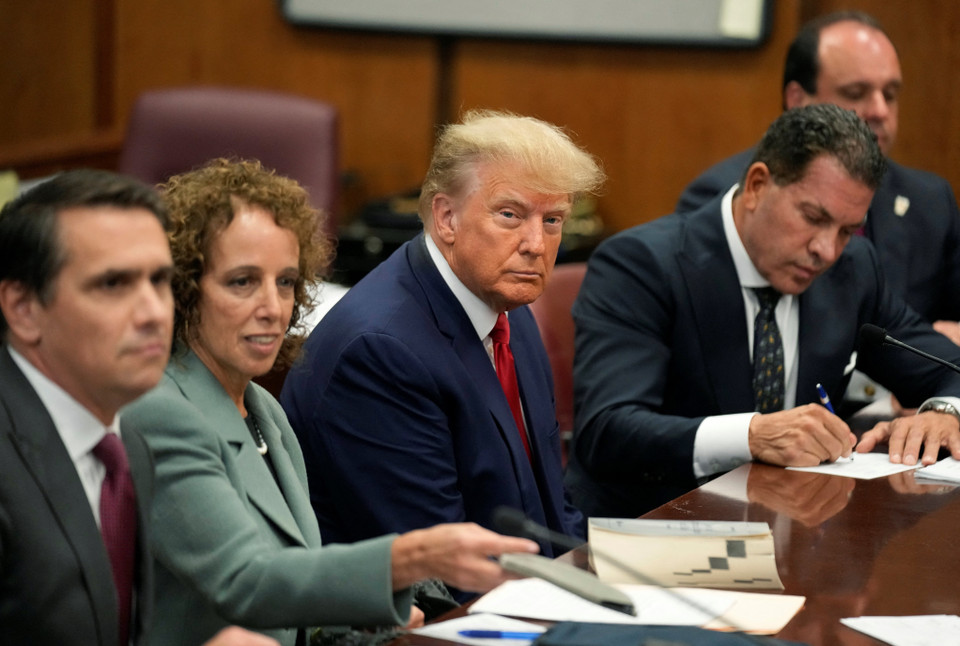 Cựu Tổng thống Mỹ Donald Trump ngày 4/4/2023 đã ra trình diện tại Tòa án New York (ảnh), trở thành cựu Tổng thống Mỹ đầu tiên bị truy tố hình sự. Ông Trump bị cáo buộc tổng cộng 34 tội danh, trong đó cáo buộc ông và những người khác vi phạm quy định bầu cử khi tìm cách ngăn chặn việc xuất bản thông tin tiêu cực về ông trước thềm cuộc bầu cử Tổng thống Mỹ hồi năm 2016. Tuy nhiên, cựu Tổng thống 76 tuổi đã không thừa nhận bất kì tội danh nào. (Ảnh: AFP/TTXVN)