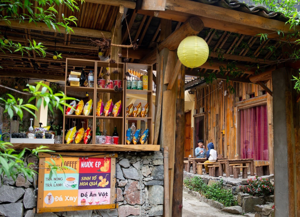 Du khách tham quan, lưu trú tại Làng văn hóa du lịch cộng đồng thôn Pả Vi Hạ (xã Pả Vi, huyện Mèo Vạc, tỉnh Hà Giang). (Ảnh: Nam Thái/TTXVN)