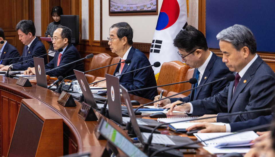 Đáp lại, Chính phủ Hàn Quốc thông báo đã hoàn tất thủ tục hủy bỏ đơn kiện Nhật Bản lên WTO và bắt đầu các thủ tục trong nước để đưa Nhật Bản trở lại Danh sách trắng các đối tác thương mại đáng tin cậy. (Ảnh: Một phiên họp của Chính phủ Hàn Quốc. Nguồn: Yonhap/TTXVN)