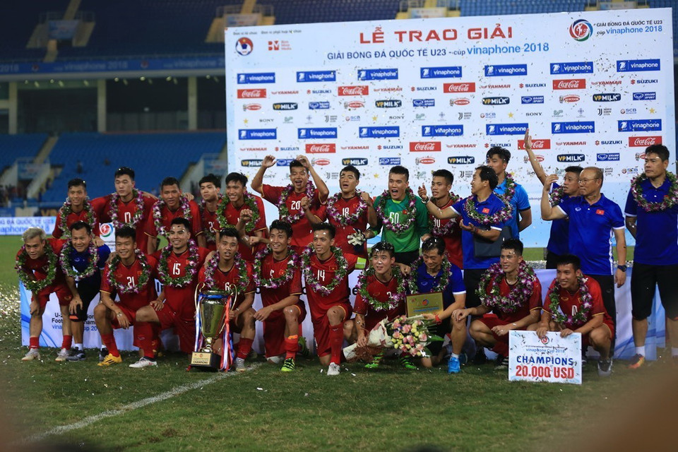 Tại Giải bóng đá Cup Tứ hùng Vinaphone 2018 - giải đấu khởi động cho chiến dịch ASIAD 2018, đội tuyển Việt Nam đã vượt qua các đối thủ sừng sỏ như Uzbekistan, Palestine, Oman để giành cúp vô địch ngay trên sân vận động Mỹ Đình (Hà Nội). (Ảnh: Trọng Đạt/TTXVN)