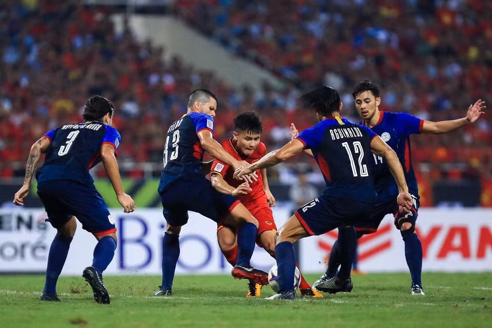 Với phong độ cao, tiền vệ Nguyễn Quang Hải (19) đã làm chao đảo hàng phòng ngự của tất cả các đối thủ khi gặp đội tuyển Việt Nam trên hành trình chinh phục AFF Suzuki Cup 2018. Anh xứng đáng với danh hiệu Cầu thủ xuất sắc nhất của giải đấu danh giá nhất khu vực Đông Nam Á năm 2018. (Ảnh: Trọng Đạt/TTXVN)