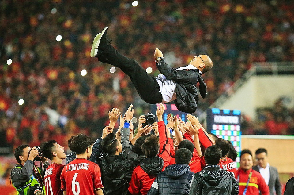 Các cầu thủ đội tuyển Việt Nam tung bổng huấn luyện viên Park Hang-seo trong niềm vui sướng vỡ òa giành cúp vô địch AFF Suzuki Cup 2018. Ông là người thuyền trưởng tài năng đã dẫn dắt con thuyền bóng đá Việt Nam tới đỉnh vinh quang. (Ảnh: Trọng Đạt/TTXVN)