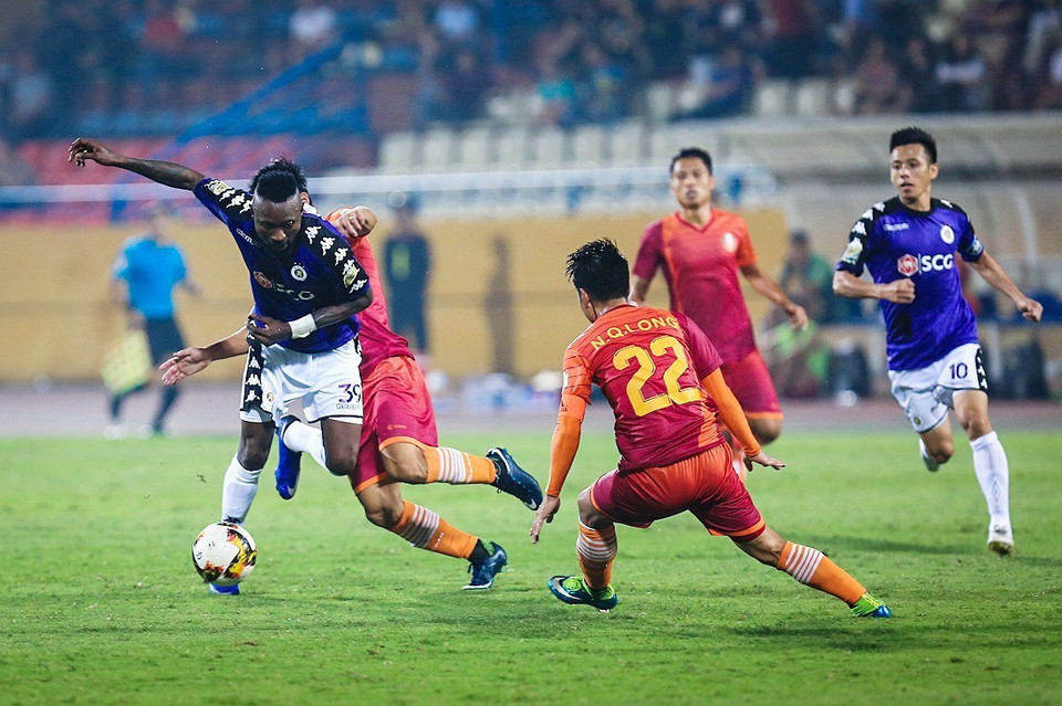 Bay cao tại V.League nhưng Hà Nội FC (áo tím) chỉ về thứ ba tại Giải bóng đá Cúp Quốc gia 2018, xếp sau Becamex Bình Dương và FLC Thanh Hóa. (Ảnh: Trọng Đạt/TTXVN)