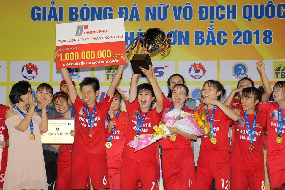 Tại Giải vô địch bóng đá nữ quốc gia 2018, Phong Phú Hà Nam lần đầu tiên giương cao cúp vô địch sau khi vượt qua đương kim vô địch Thành phố Hồ Chí Minh I đầy thuyết phục. (Ảnh: Quang Nhựt/TTXVN)