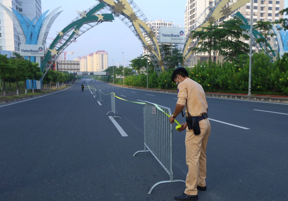 Từ 6h30, lực lượng chức năng lập rào chắn chuẩn bị triển khai chốt từ đường Võ Chí Công lên cầu Nhật Tân. (Ảnh: Hoàng Hiếu/TTXVN)