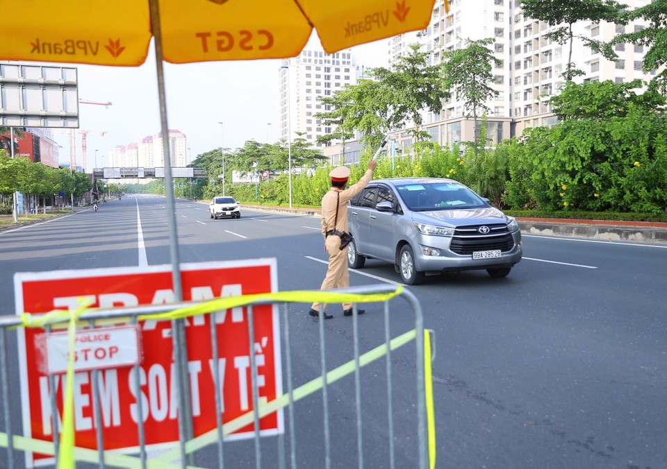  Mọi người dân đi qua chốt cầu Nhật Tân đều được lực lượng chức năng kiểm tra, kiểm soát nhằm phòng, chống dịch COVID-19. (Ảnh: Hoàng Hiếu/TTXVN)