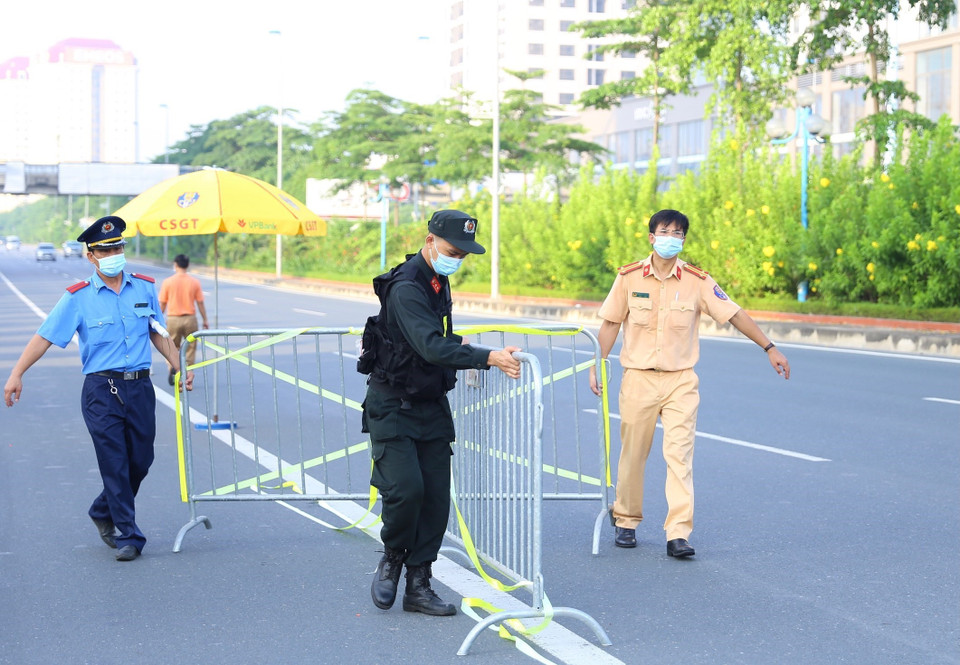 Lập rào chắn chuẩn bị triển khai chốt từ đường Võ Chí Công lên cầu Nhật Tân. (Ảnh: Hoàng Hiếu/TTXVN)