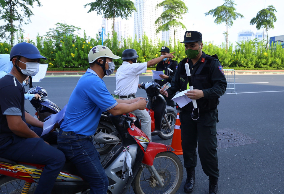 Lực lượng chức năng chốt cầu Nhật Tân kiểm tra giấy tờ người đi lên cầu Nhật Tân. (Ảnh: Hoàng Hiếu/TTXVN)