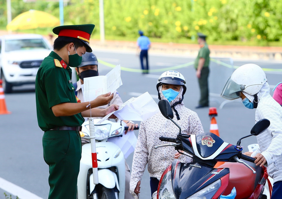 Lực lượng chức năng kiểm tra giấy tờ người qua chốt cầu Nhật Tân. (Ảnh: Hoàng Hiếu/TTXVN)