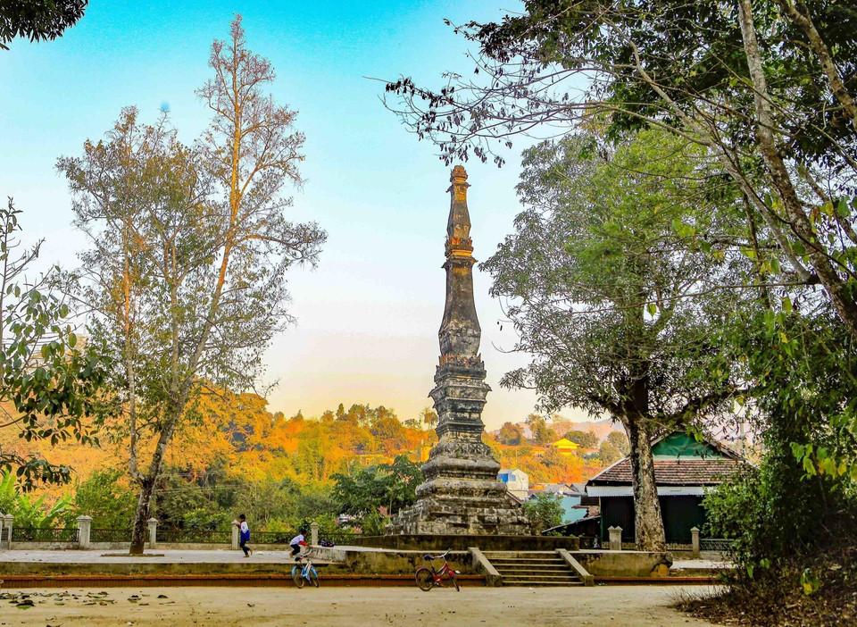 Di tích lịch sử văn hóa cấp Quốc gia tháp Mường Luân là một di tích kiến trúc nghệ thuật cổ nằm ở xã Mường Luân, huyện Điện Biên Đông, tỉnh Điện Biên do nhân dân hai nước Việt-Lào xây dựng vào giữa thế kỷ XVI, được người dân coi là 'vị thần hộ mệnh,' bảo vệ cuộc sống yên bình cho dân bản. Tháp Mường Luân cũng là biểu tượng thể hiện tình đoàn kết, hữu nghị giữa hai nước Việt-Lào. (Ảnh: Xuân Tư/TTXVN)