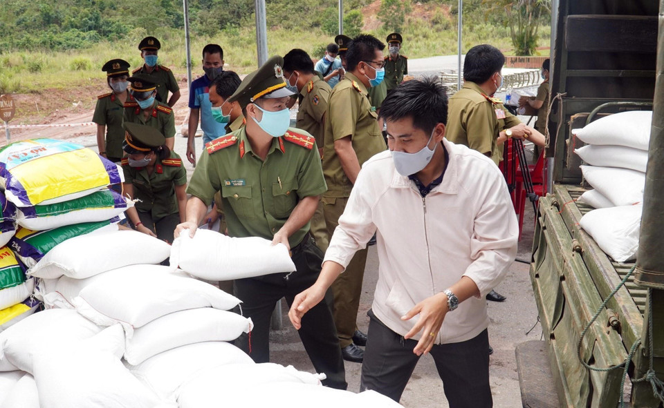 Công an tỉnh Thừa Thiên-Huế Tặng vật tư y tế và nhu yếu phẩm cho Sở An ninh hai tỉnh Salavan và Sekong của nước bạn Lào, phục vụ công tác phòng chống dịch bệnh COVID-19 . (Ảnh: Đỗ Trưởng/TTXVN)
