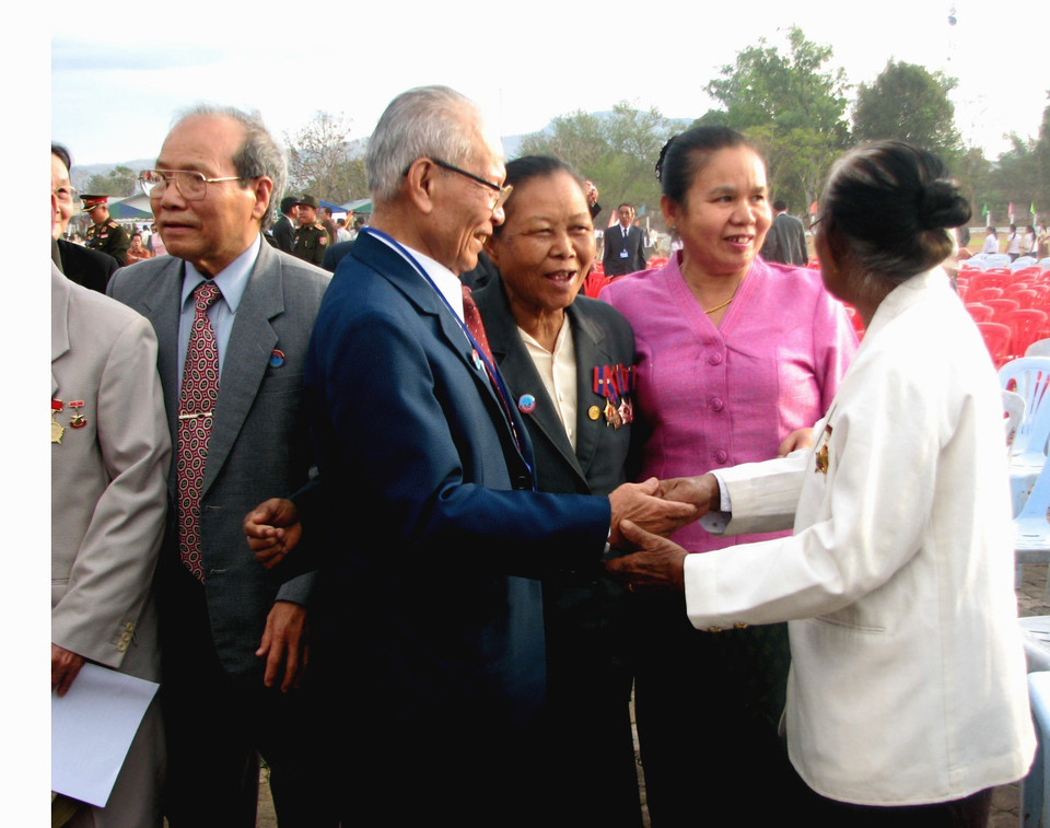 Các đại biểu Việt Nam và Lào gặp gỡ tại Chương trình giao lưu giữa các nhân chứng lịch sử, những người đã từng tham gia hoạt động và chiến đấu tại chiến trường Hạ Lào thời kỳ chống Pháp, được tổ chức tại Attapeu (Lào), ngày 19/2/2009. (Ảnh: Phạm Văn Kiên/TTXVN)