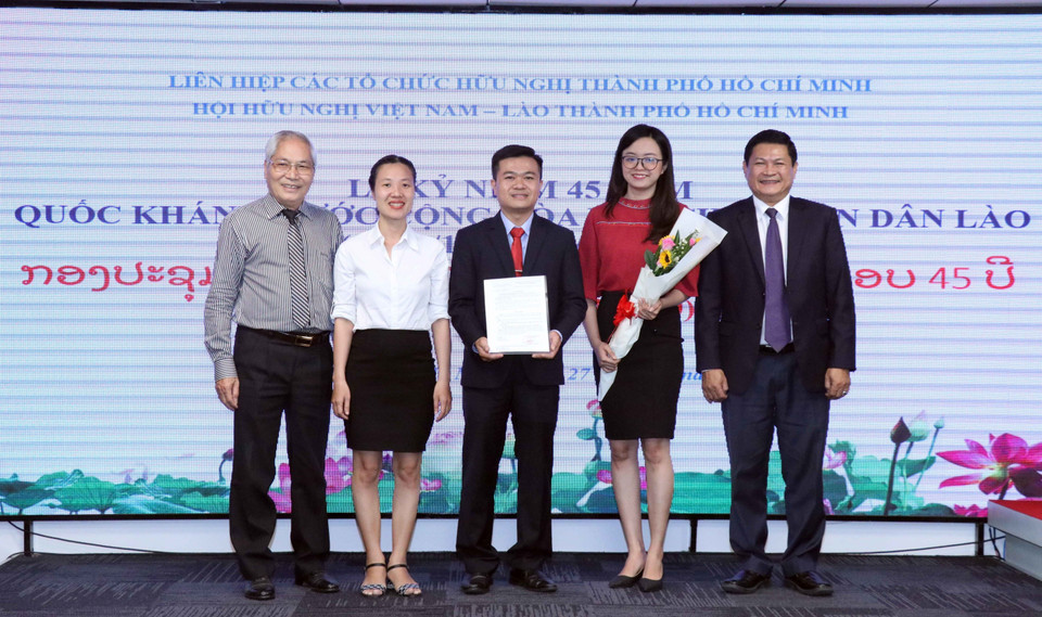 Công bố và trao quyết định thành lập Chi hội hữu nghị Việt Nam-Lào Ký túc xá sinh viên Lào tại Thành phố Hồ Chí Minh. (Ảnh: Xuân Khu/TTXVN)