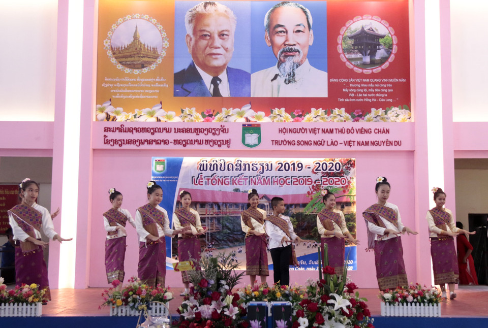 Học sinh cấp hai Trường song ngữ Lào-Việt Nam Nguyễn Du biểu diễn văn nghệ tại lễ bế giảng năm học 2019-2020 ở Thủ đô Vientiane (Lào). (Ảnh: Phạm Kiên/TTXVN)