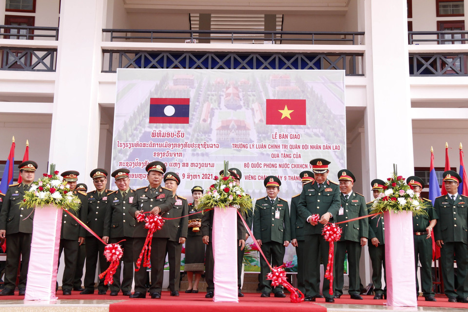 Đại tướng, Phó Thủ tướng, Bộ trưởng Bộ Quốc phòng Lào Chansamone Chanyalath và Đại tướng, Bộ trưởng Bộ Quốc phòng Phan Văn Giang cắt băng khánh thành Trường Lý luận Chính trị QĐND Lào, quà tặng của Bộ Quốc phòng Việt Nam dành cho Bộ Quốc phòng Lào (9/8/2021). (Ảnh: Phạm Kiên/TTXVN)