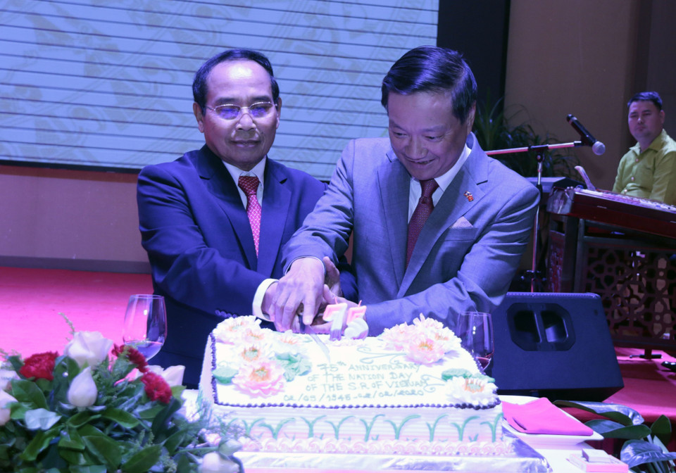 Đại sứ Việt Nam tại Lào Nguyễn Bá Hùng (phải) và Phó Thủ tướng Lào Bounthong Chithmany đang cắt bánh mừng 75 năm quốc khánh Việt Nam tại Lào. (Ảnh: Phạm Kiên/TTXVN)